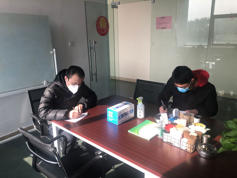 发放口罩，填写登记表